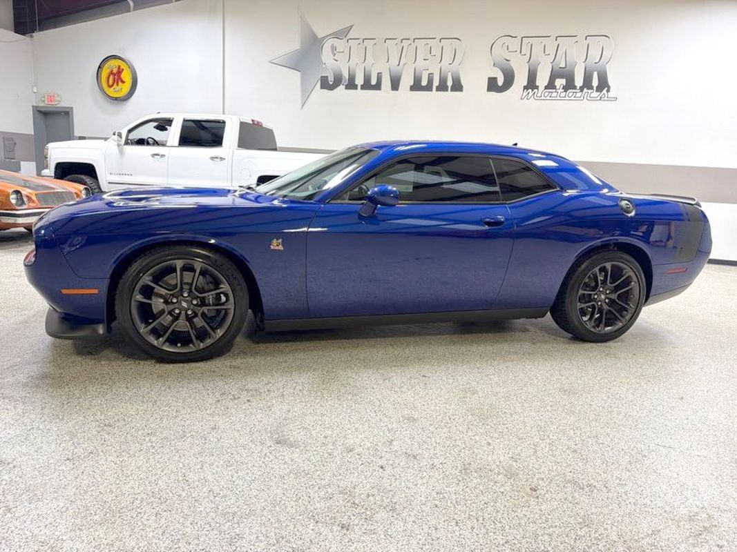 Used 2022 Dodge Challenger R/T Scat Pack w/ Scat Pack Stripe RWD image 2