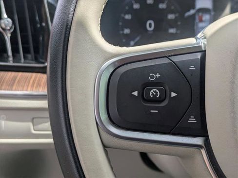 Used 2021 Volvo XC60 T5 Momentum w/ Premium Package FWD image 12