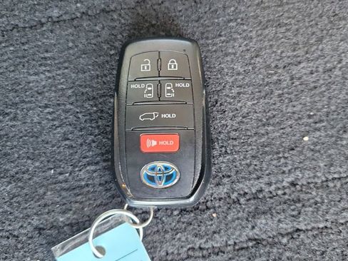 Used 2021 Toyota Sienna XLE FWD image 26