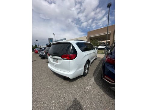 Used 2017 Chrysler Pacifica Touring-L FWD image 3