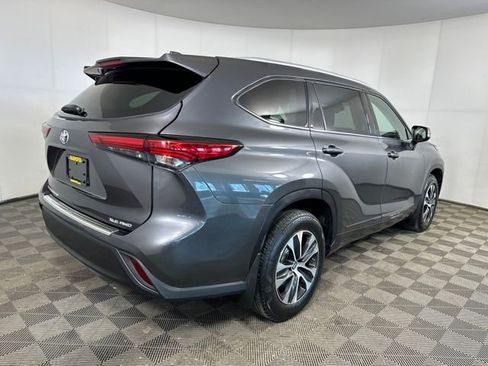 Used 2022 Toyota Highlander XLE image 3