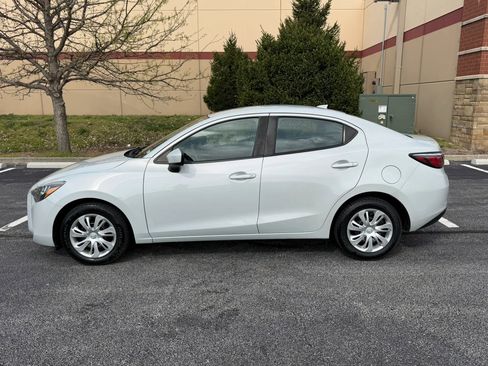 Used 2020 Toyota Yaris L image 2