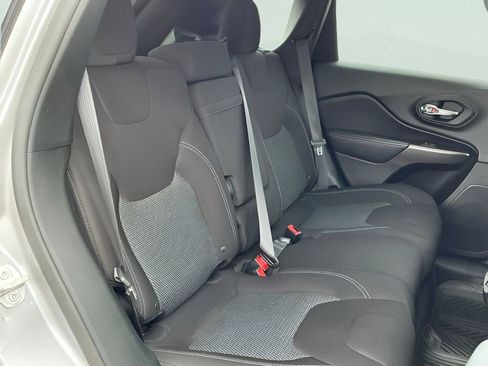 Used 2019 Jeep Cherokee Latitude w/ Cold Weather Group FWD image 30