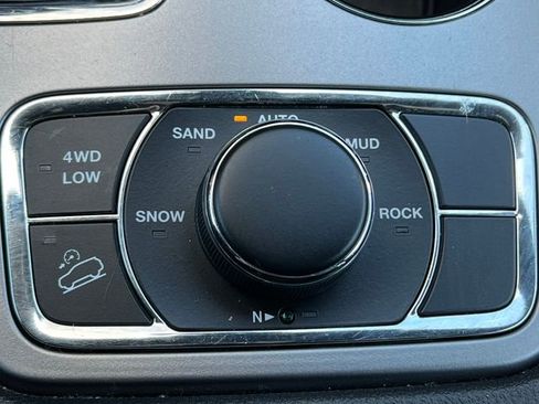 Used 2020 Jeep Grand Cherokee Laredo AWD/4WD image 31