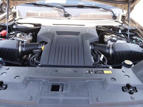 Used 2025 Land Rover Defender 110 image 33