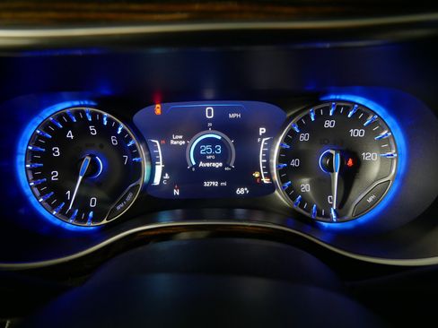 Used 2023 Chrysler Pacifica Limited AWD/4WD image 21