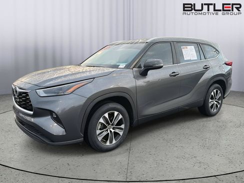 Used 2023 Toyota Highlander XLE FWD image 2