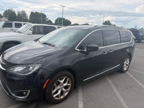 Used 2018 Chrysler Pacifica Touring-L Plus w/ Tire & Wheel Group FWD image 3