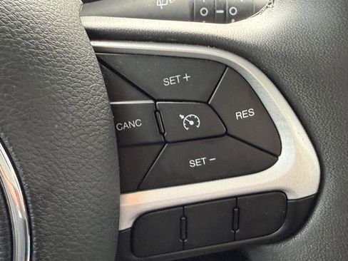 Used 2018 Jeep Renegade Latitude FWD image 20