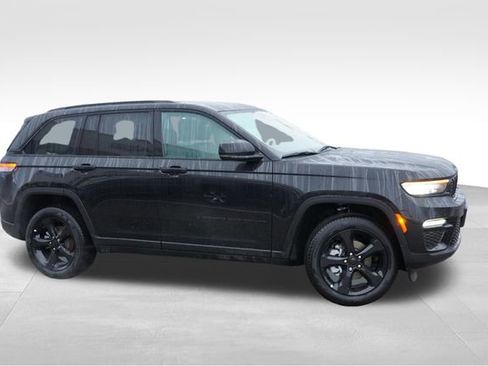 New 2025 Jeep Grand Cherokee Limited w/ Black Appearance Package AWD/4WD image 2
