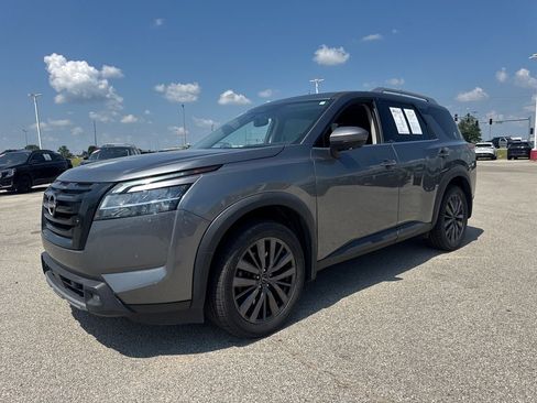 Used 2022 Nissan Pathfinder SL w/ SL Premium Package FWD image 2