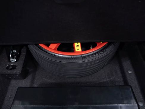 Certified 2025 Porsche Macan image 40