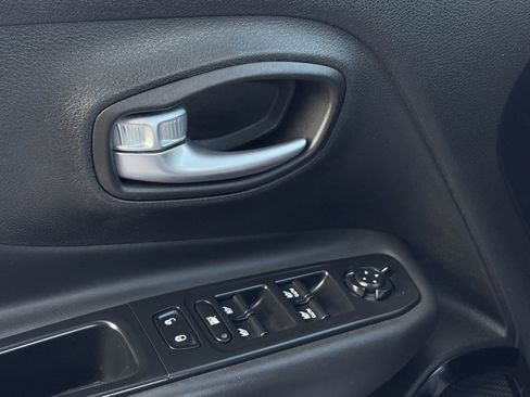 Used 2017 Jeep Renegade Altitude image 23