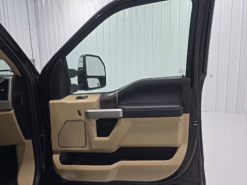 Used 2018 Ford F250 Lariat w/ Chrome Package image 24