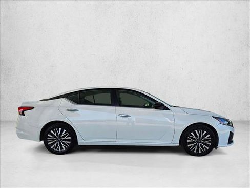 Used 2025 Nissan Altima 2.5 SV FWD image 4
