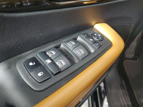 Used 2023 Chrysler Pacifica Pinnacle w/ Trailer Tow Group image 16