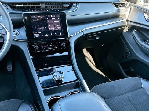 Used 2024 Jeep Grand Cherokee Altitude image 23