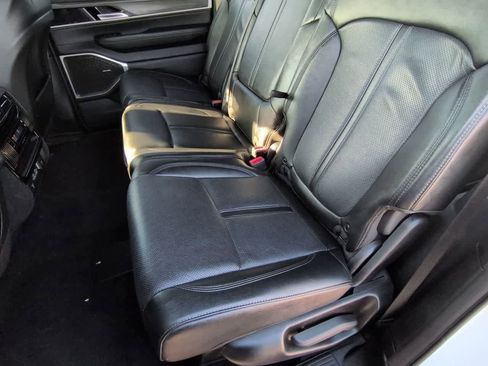 Used 2024 Jeep Wagoneer Series II w/ Flexible Seating Group image 18