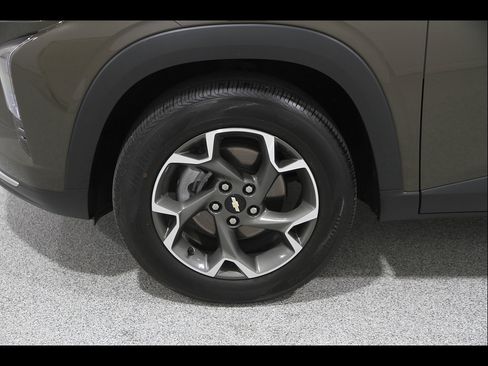 Used 2024 Chevrolet Trax LT w/ LT Convenience Package FWD image 21
