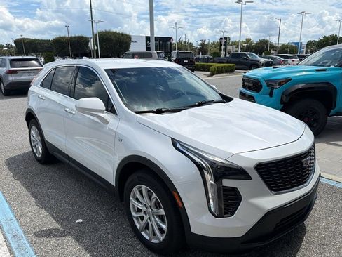 Used 2023 Cadillac XT4 Luxury w/ Cold Weather Package FWD image 6