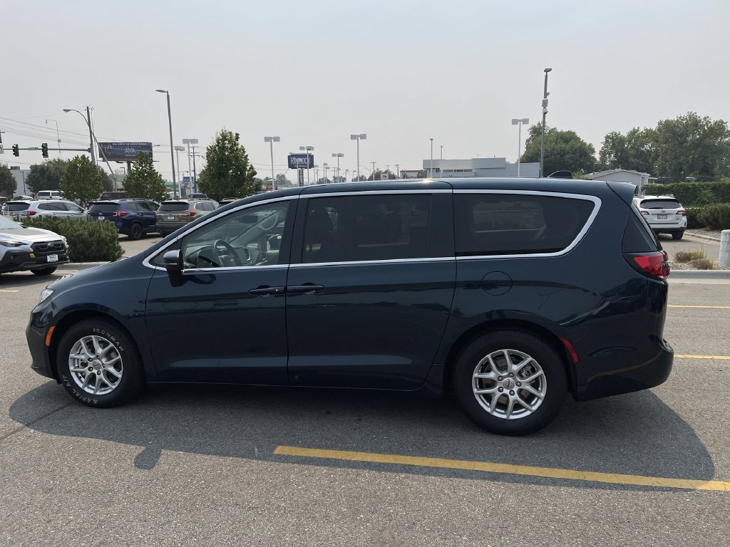 Used 2023 Chrysler Pacifica Touring-L FWD image 4