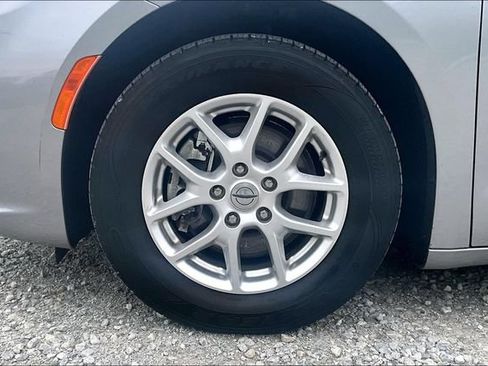 Used 2021 Chrysler Pacifica Touring-L FWD image 8
