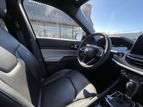 Used 2024 Jeep Compass Limited image 17