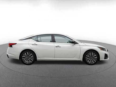 Used 2025 Nissan Altima 2.5 SV FWD image 10