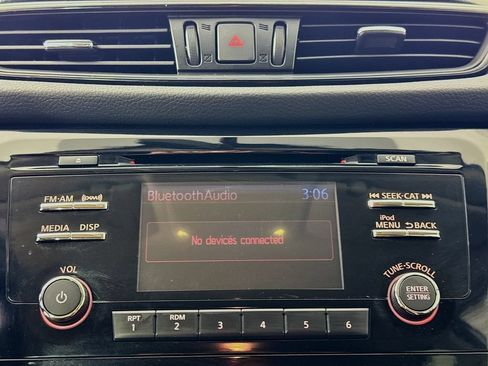Used 2017 Nissan Rogue SV w/ Midnight Edition Package FWD image 17