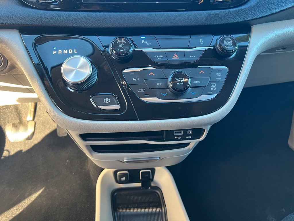 Used 2017 Chrysler Pacifica Touring-L FWD image 30