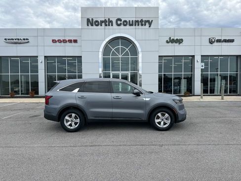 Used 2023 Kia Sorento LX image 1