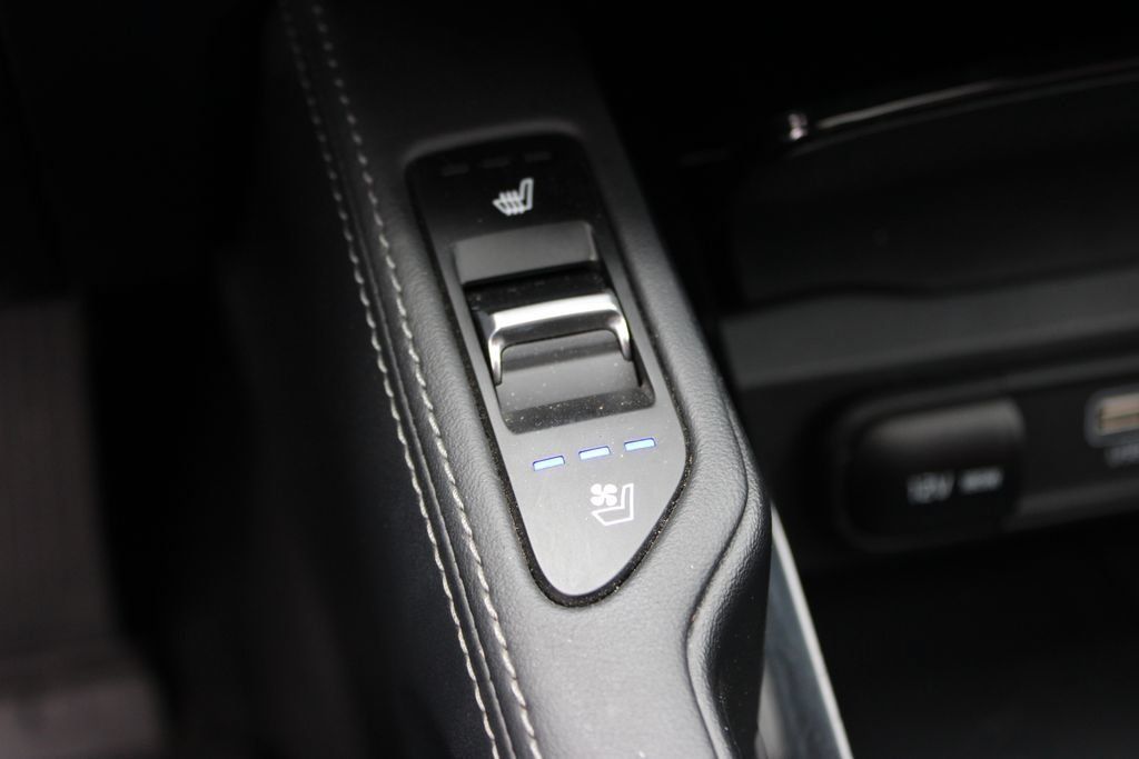 Used 2023 Kia Telluride EX w/ EX Captain's Chair Package AWD/4WD image 23