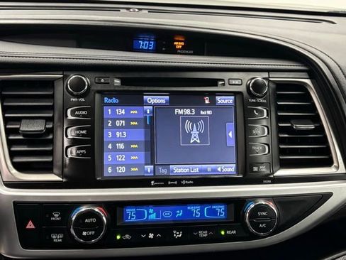 Used 2019 Toyota Highlander SE image 25