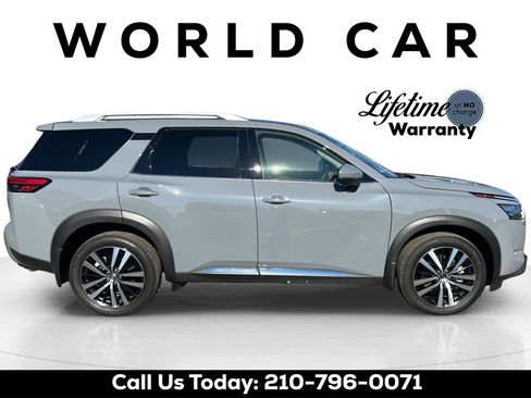 Used 2025 Nissan Pathfinder Platinum image 15