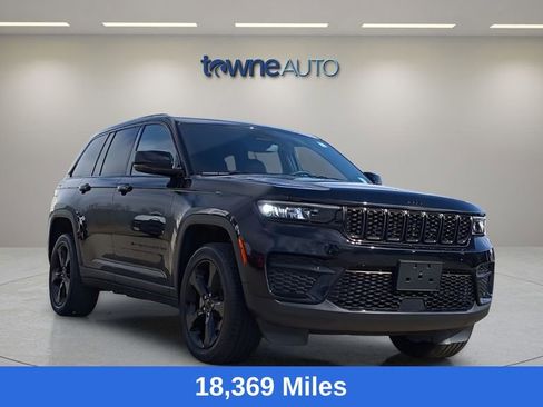 Used 2023 Jeep Grand Cherokee Altitude AWD/4WD image 3