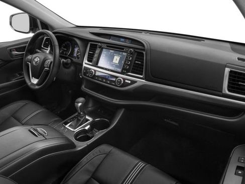 Used 2018 Toyota Highlander XLE image 11