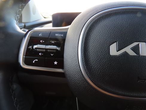 Used 2025 Kia Carnival EX image 30