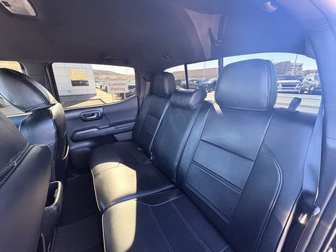 Used 2016 Toyota Tacoma TRD Sport image 12