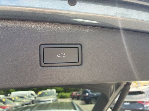 Used 2024 Volkswagen Tiguan SE AWD/4WD image 15