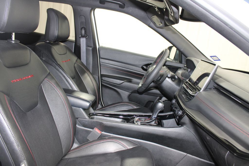 Used 2025 Jeep Compass Trailhawk AWD/4WD image 34