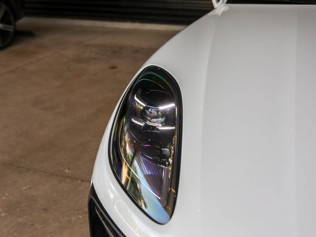 Certified 2026 Porsche Macan AWD/4WD image 11