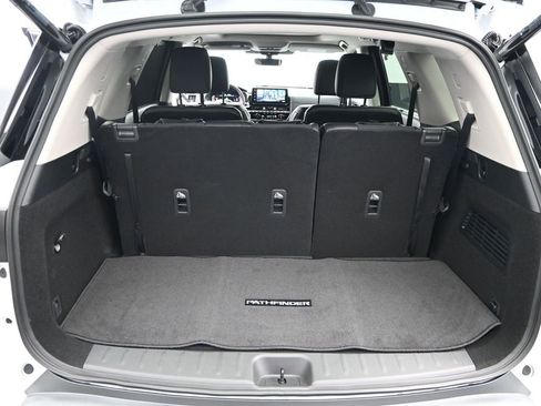 New 2026 Nissan Pathfinder SL w/ SL Premium Package AWD/4WD image 11