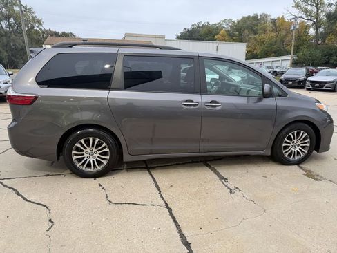 Used 2018 Toyota Sienna XLE image 8