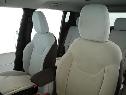 Used 2015 Jeep Renegade Latitude AWD/4WD image 4