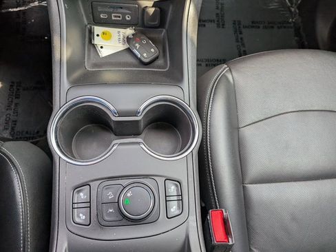 Used 2023 GMC Terrain SLT image 16