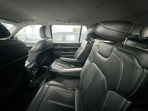 Used 2023 Jeep Grand Cherokee L Limited AWD/4WD image 17