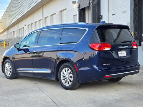 Used 2019 Chrysler Pacifica Touring-L FWD image 6