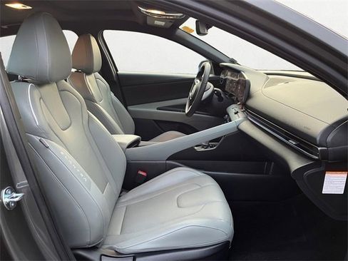 Used 2025 Hyundai Elantra Limited image 16