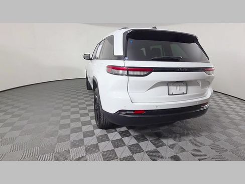 Used 2023 Jeep Grand Cherokee Altitude RWD image 42