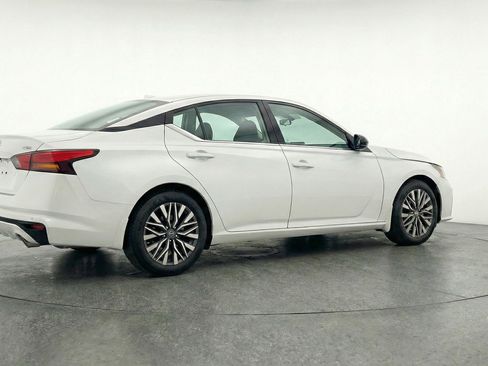 Used 2025 Nissan Altima 2.5 SV image 9